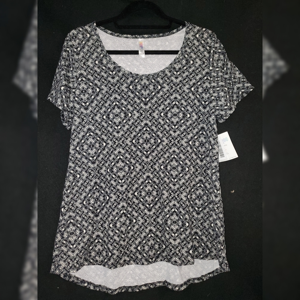 LuLaRoe Classic Tee Large